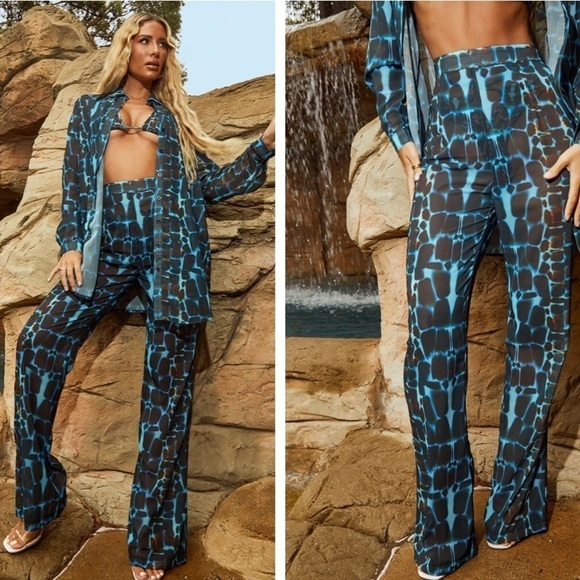 NWT pretty little thing blue abstract croc beach flares sz.2US - Picture 1 of 6